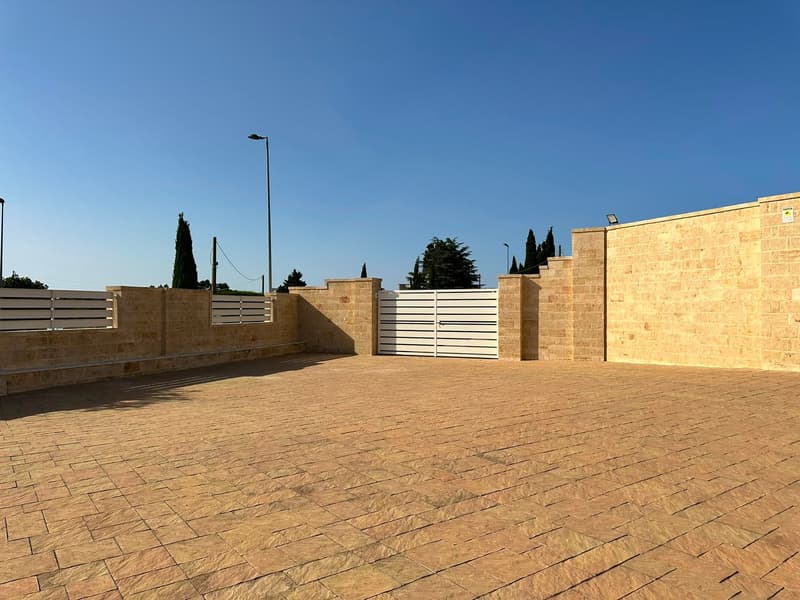 Commercial Premise for Sale in Giuggianello – Ideal for Bar, Café or Restaurant (25)