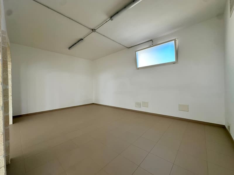 Commercial Premise for Sale in Giuggianello – Ideal for Bar, Café or Restaurant (13)