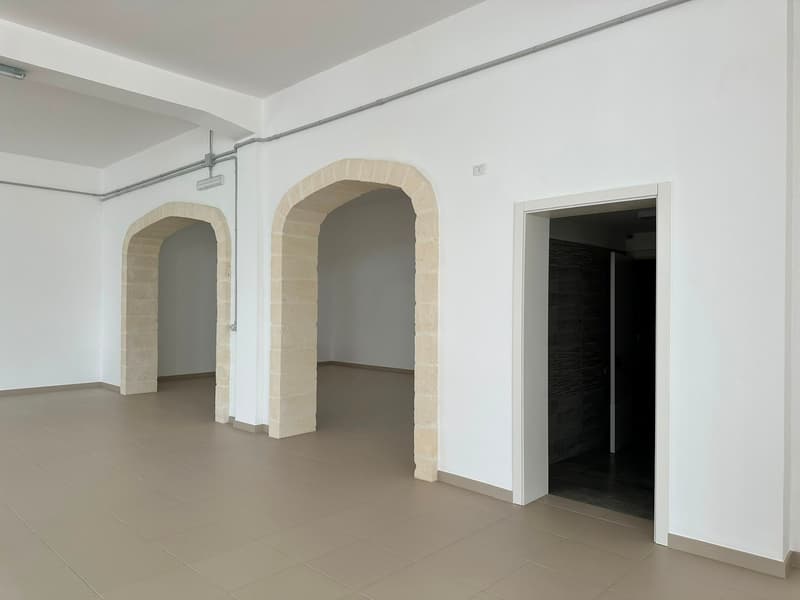 Commercial Premise for Sale in Giuggianello – Ideal for Bar, Café or Restaurant (11)