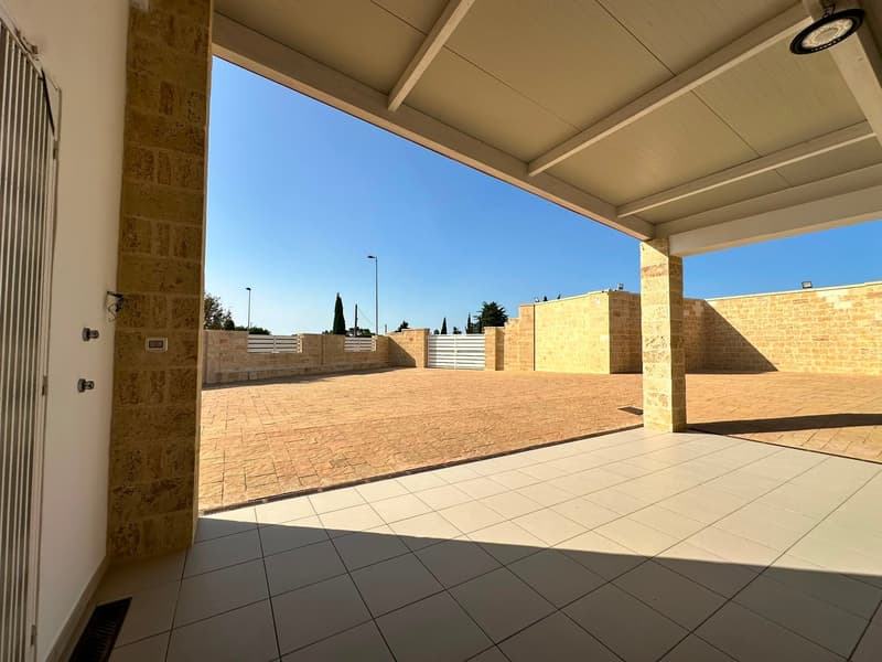 Commercial Premise for Sale in Giuggianello – Ideal for Bar, Café or Restaurant (22)