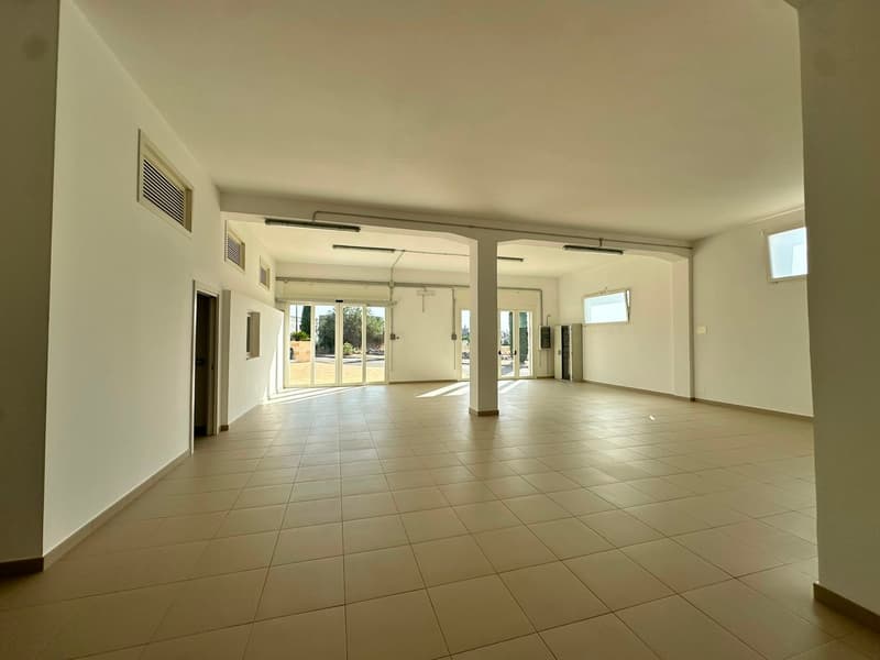 Commercial Premise for Sale in Giuggianello – Ideal for Bar, Café or Restaurant (10)