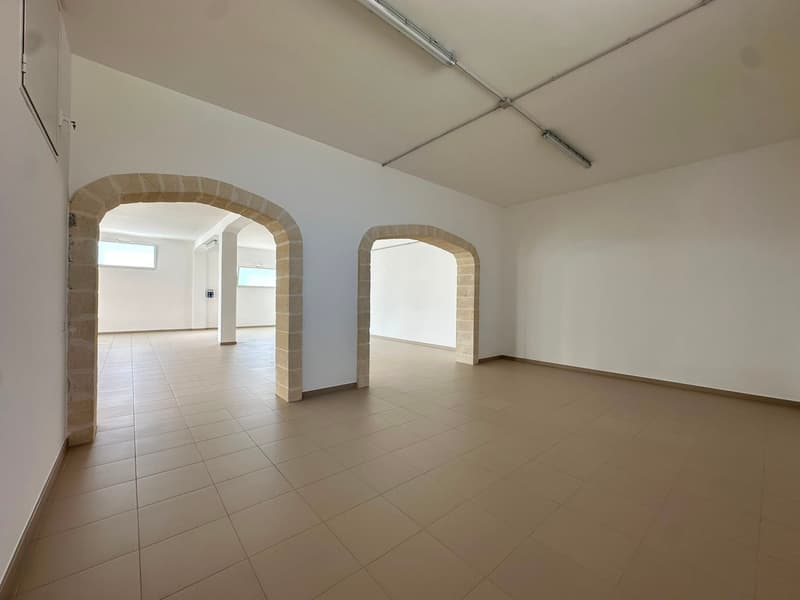 Commercial Premise for Sale in Giuggianello – Ideal for Bar, Café or Restaurant (12)
