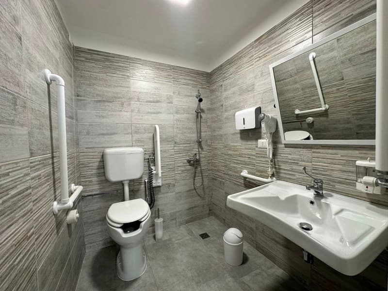 Commercial Premise for Sale in Giuggianello – Ideal for Bar, Café or Restaurant (16)