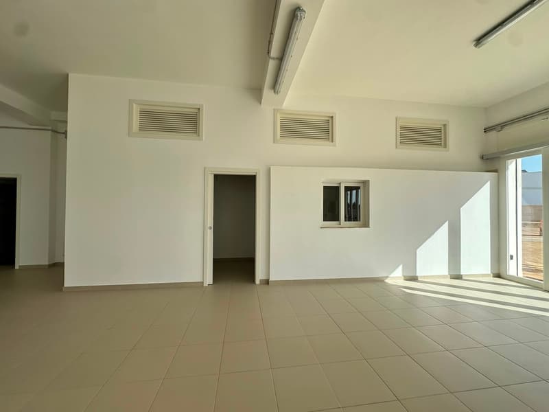 Commercial Premise for Sale in Giuggianello – Ideal for Bar, Café or Restaurant (7)