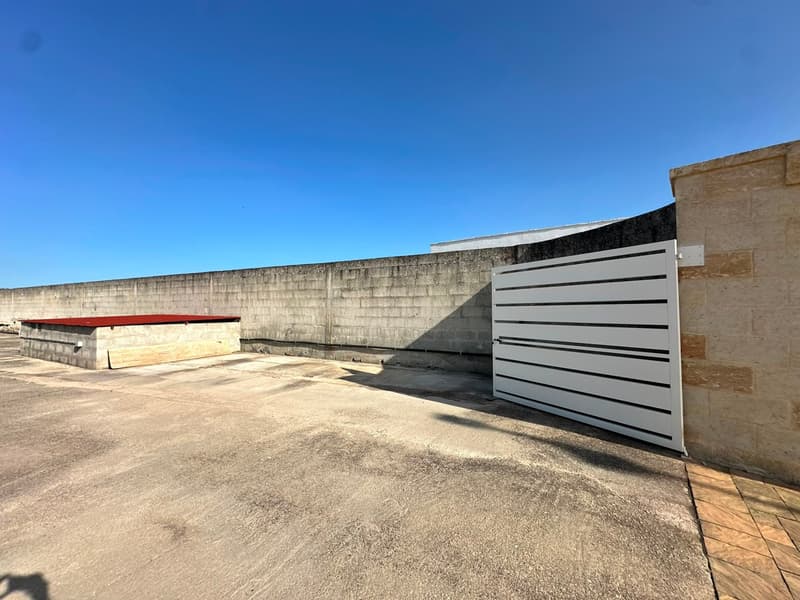 Commercial Premise for Sale in Giuggianello – Ideal for Bar, Café or Restaurant (54)
