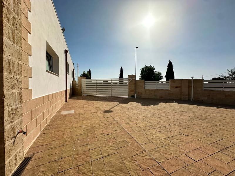 Commercial Premise for Sale in Giuggianello – Ideal for Bar, Café or Restaurant (24)