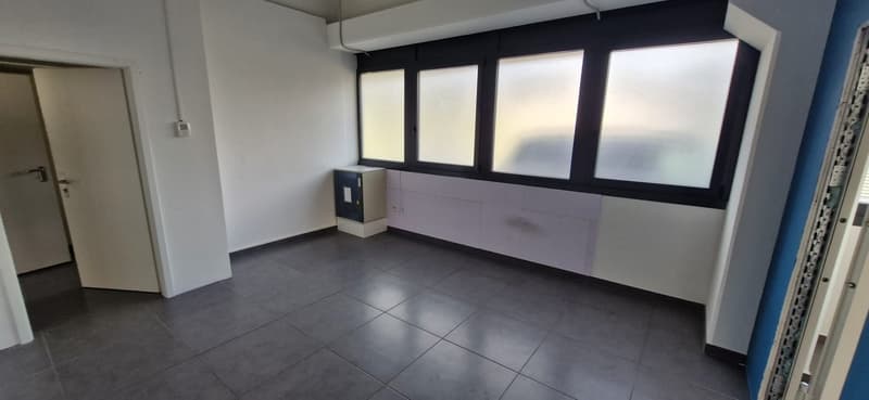 Commercial space with 2 parking spaces (6)