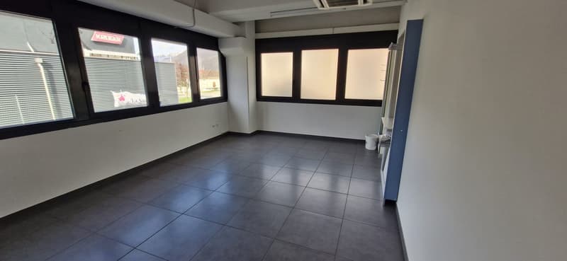 Commercial space with 2 parking spaces (5)
