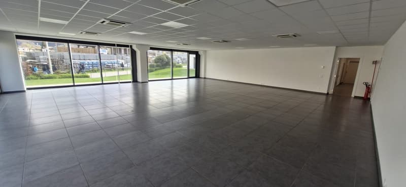 Commercial space with 2 parking spaces (2)