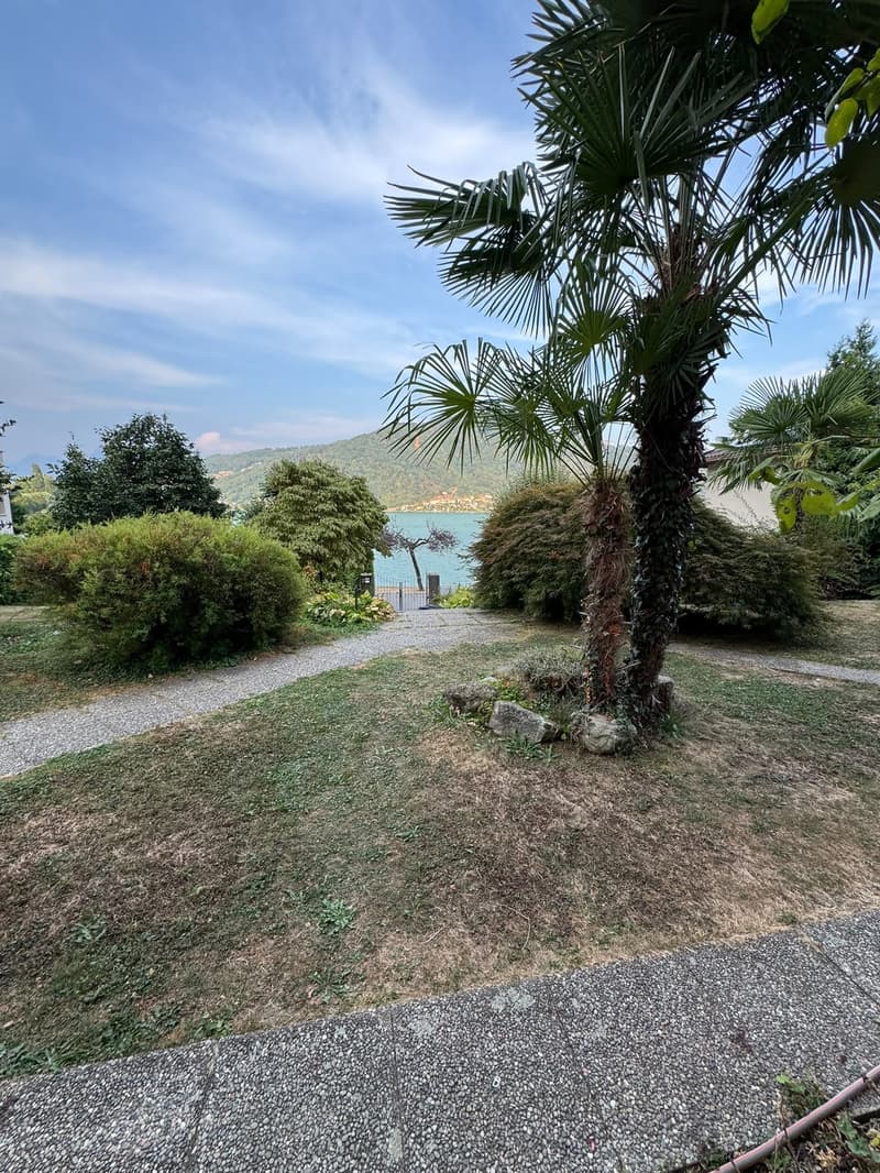 Esclusiva villa fronte lago con vista a 180° – potenziale per 4 appartamenti di lusso (1)