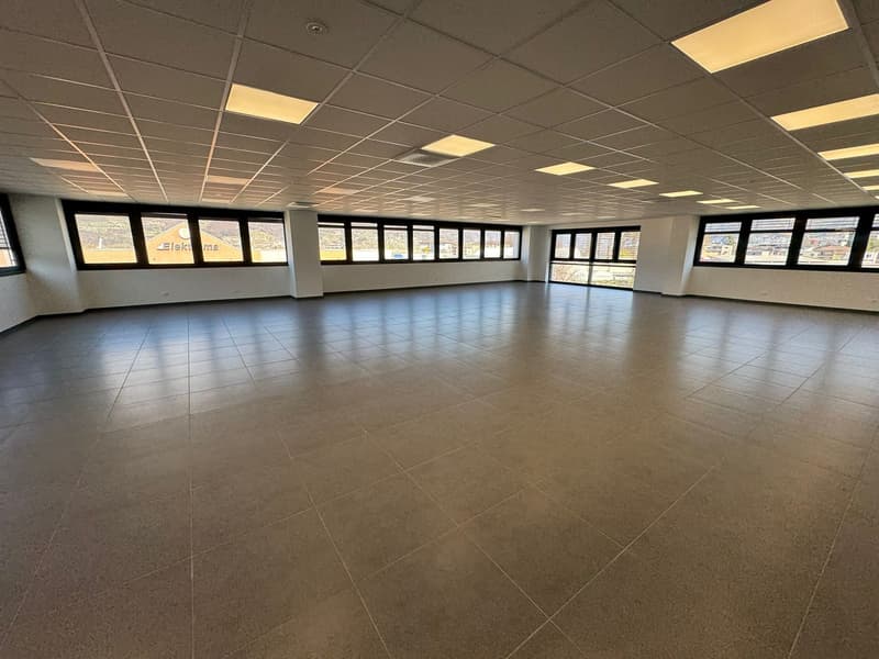 Locale commerciale di 200 m² in affitto a Giubiasco (1)
