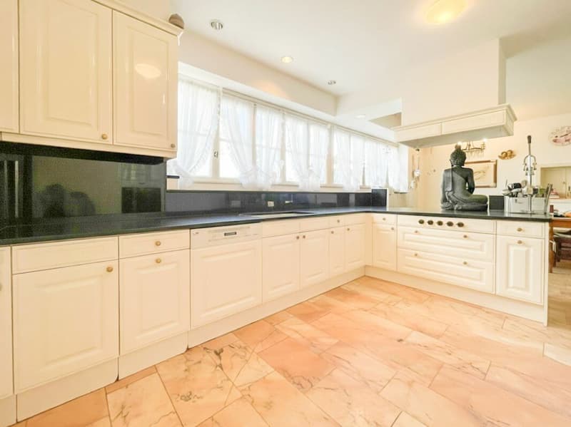 Villa mit privatem Spa & 1'132 m² Baulandreserve (9)