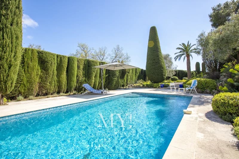 Exklusive Villa mit Pool und Panoramablick in Châteauneuf-Grasse (2)