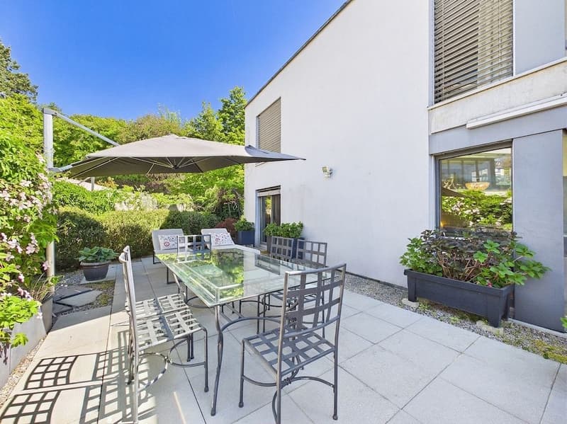 5.5-room garden apartment with glazed terrace in central location in Zollikon (1)