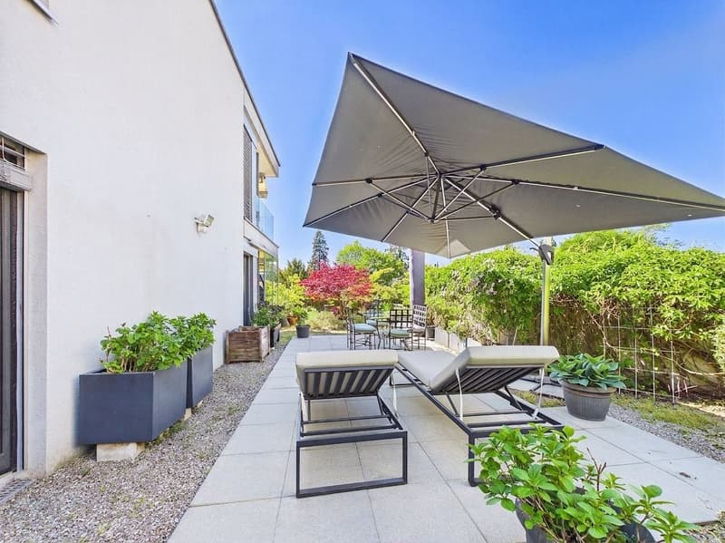 5.5-room garden apartment with glazed terrace in central location in Zollikon (2)