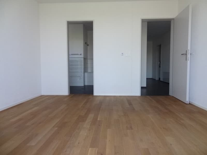 Elternzimmer_3_Tueren_zu_Korridor_und_Bad.JPG
