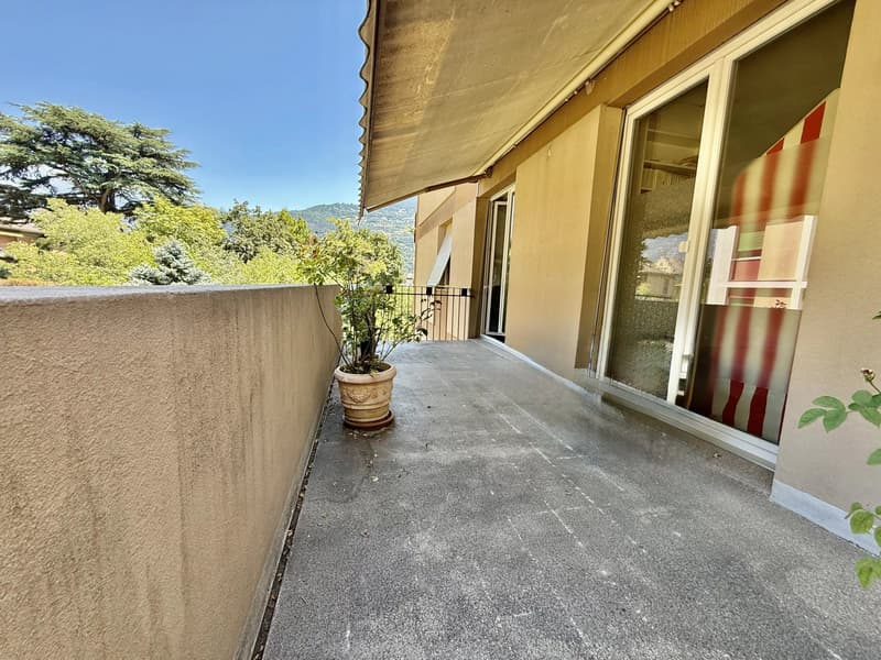 Terrasse Est avec accès au jardin commun de la PPE