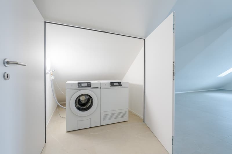 Waschmaschine und Tumbler in wohnungsinternen Reduit