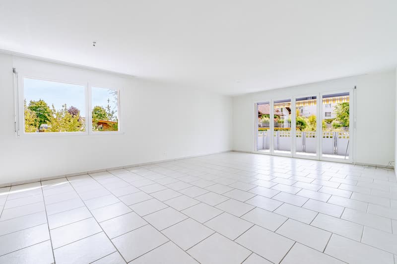 Wohn-Esszimmer mit Zugang zum Balkon