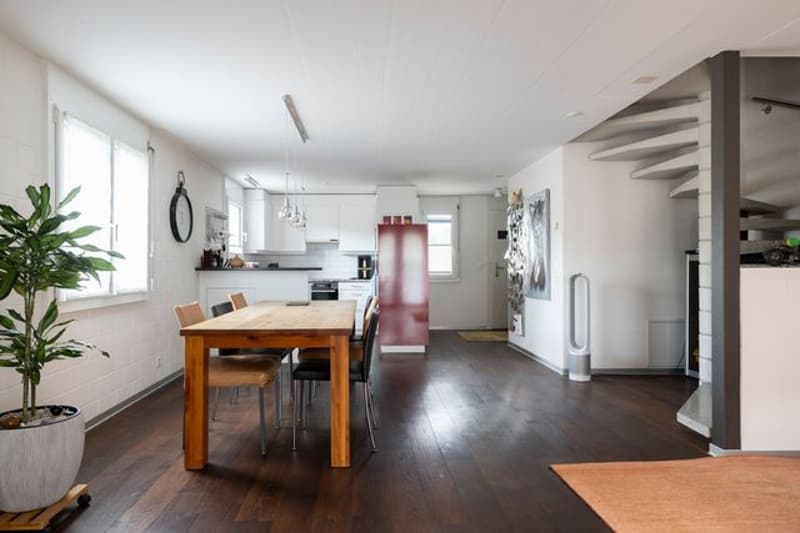 Grosszügige 4.5-Zimmer-Maisonette-Wohnung in Utzenstorf (2)