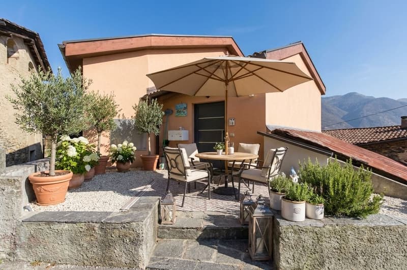 Single-family house with 5 rooms and sunny terrace in Sigirino (1)