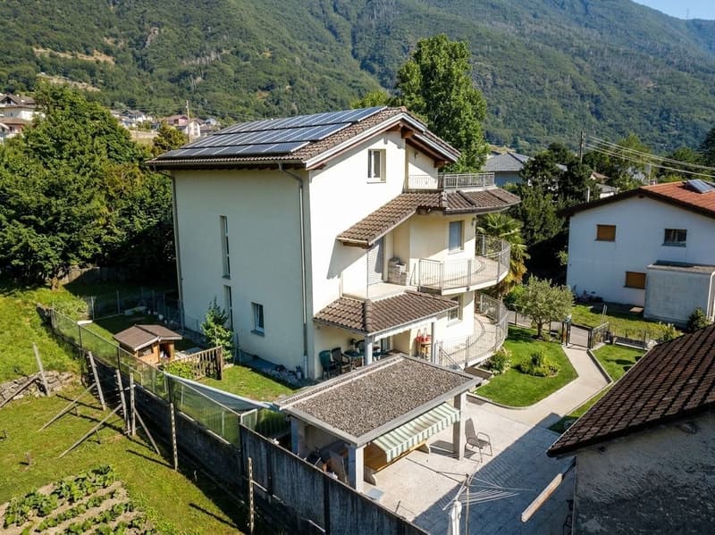 Einfamilienhaus mit 6.5 Zimmern, Terrassen und Garten in Claro (2)