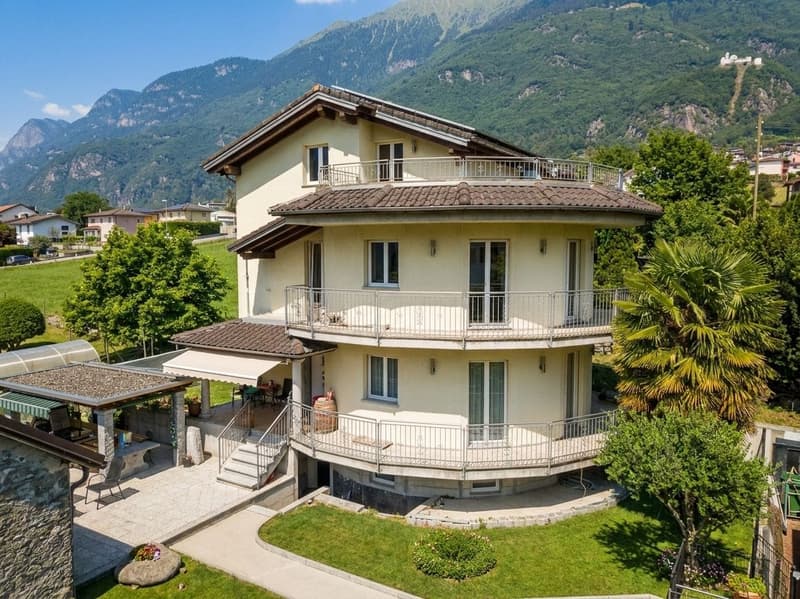 Einfamilienhaus mit 6.5 Zimmern, Terrassen und Garten in Claro (1)