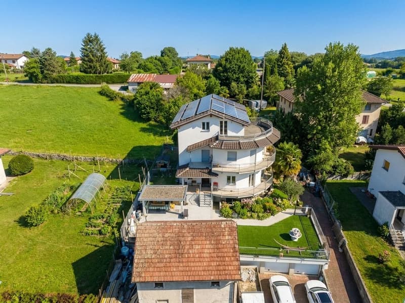 Einfamilienhaus mit 6.5 Zimmern, Terrassen und Garten in Claro (3)