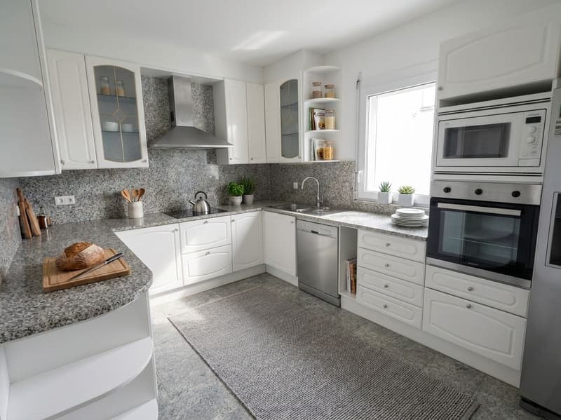 Einfamilienhaus mit 6.5 Zimmern, Terrassen und Garten in Claro (4)