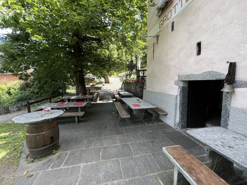 Grotte mit 4 Räumen, rustikalem Anbau und großem Grünbereich in Roveredo (GR) (7)