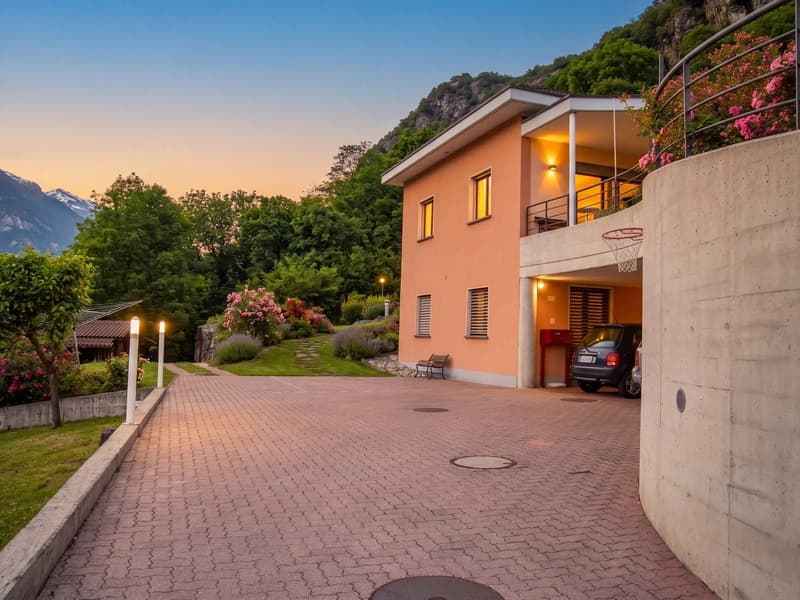Casa di 5.5 locali con appartamentino distinto, con ampio giardino a Claro (2)