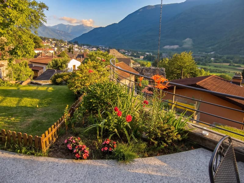 Casa di 5.5 locali con appartamentino distinto, con ampio giardino a Claro (4)