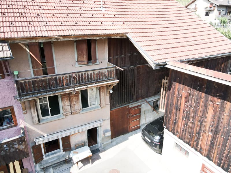 Maison villageoise avec deux dépendances – fort potentiel de transformation à Ollon (13)