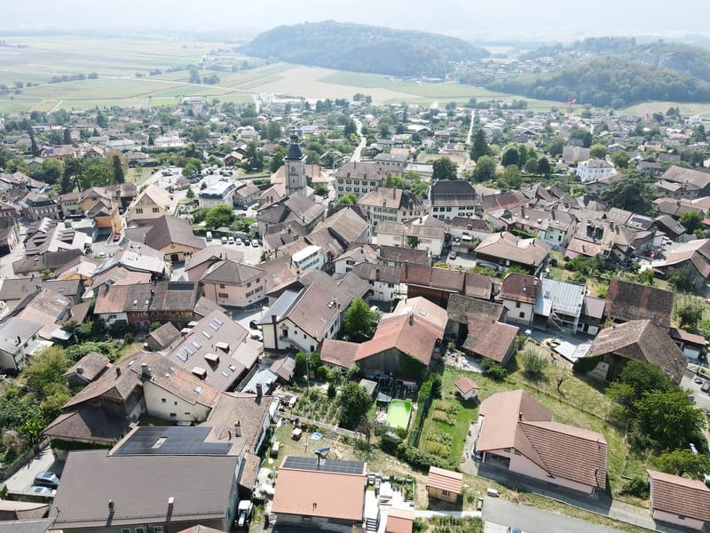 Maison villageoise avec deux dépendances – fort potentiel de transformation à Ollon (2)