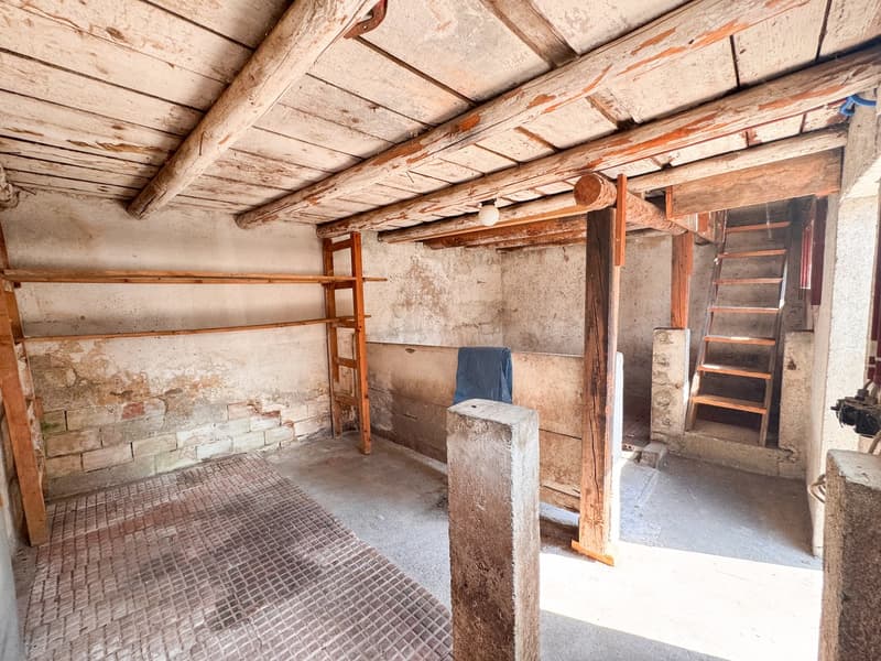 Maison villageoise avec deux dépendances – fort potentiel de transformation à Ollon (10)
