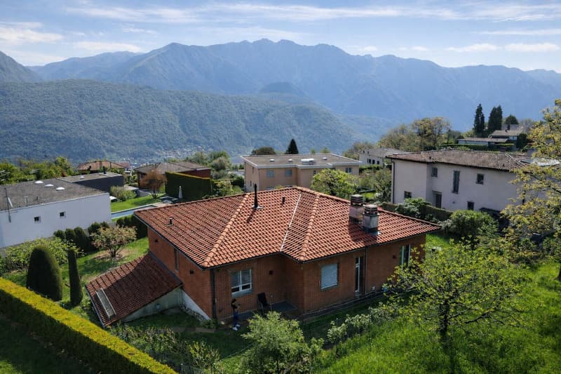 Beautiful villa in Carona with a view, garden and terrace (23)