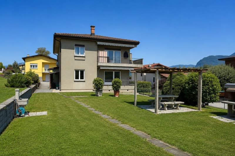 Mietwohnung in Novazzano mit 3.5 Zimmern in einem Doppelhaus mit großer Terrasse und direktem Zugang zum Garten (1)