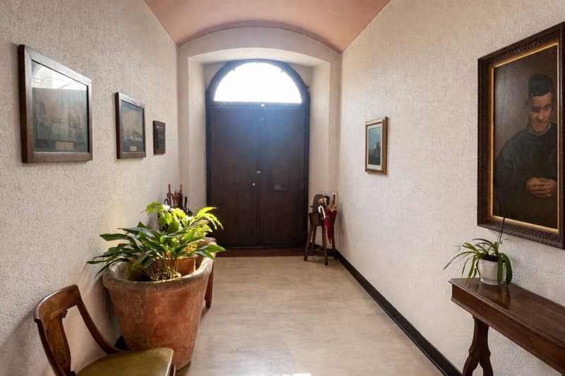 Villa élégante d'époque avec jardin et terrasses au cœur de Balerna (16)