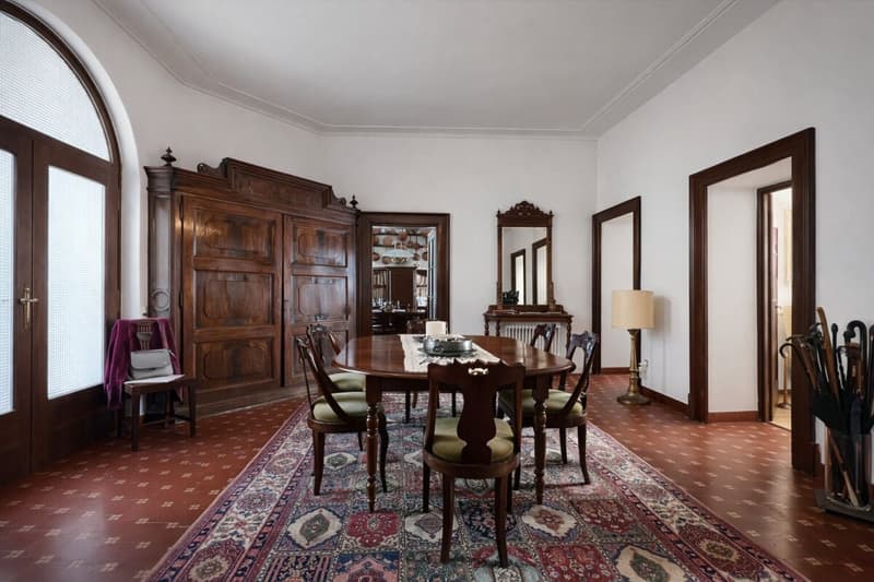 Villa élégante d'époque avec jardin et terrasses au cœur de Balerna (22)