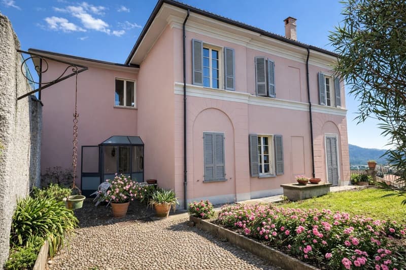 Villa élégante d'époque avec jardin et terrasses au cœur de Balerna (5)