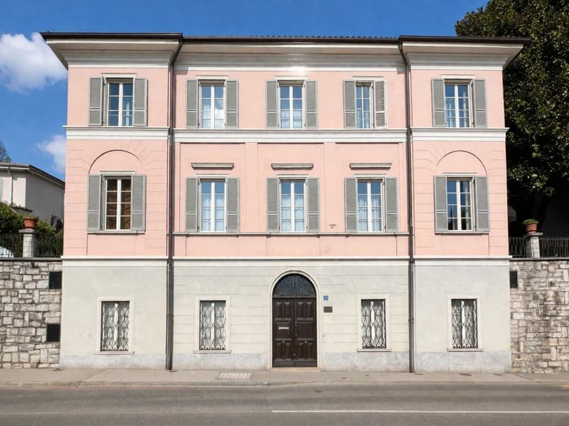 Villa élégante d'époque avec jardin et terrasses au cœur de Balerna (2)