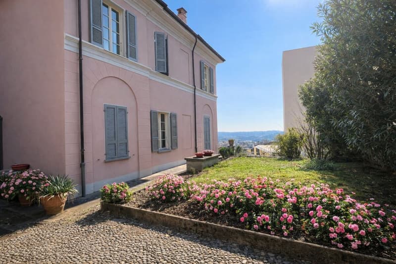 Villa élégante d'époque avec jardin et terrasses au cœur de Balerna (4)