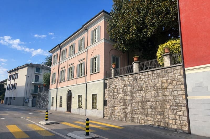 Villa élégante d'époque avec jardin et terrasses au cœur de Balerna (3)