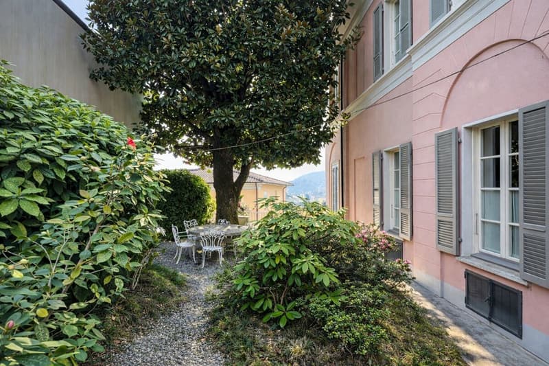 Villa élégante d'époque avec jardin et terrasses au cœur de Balerna (7)