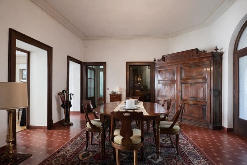 Villa élégante d'époque avec jardin et terrasses au cœur de Balerna (21)