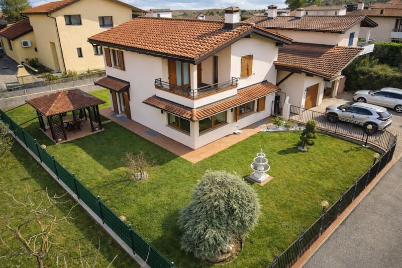 Belle maison unifamiliale avec jardin bien entretenu dans un quartier ensoleillé et bien desservi (1)