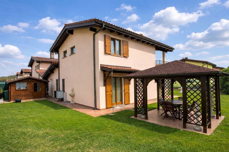 Belle maison unifamiliale avec jardin bien entretenu dans un quartier ensoleillé et bien desservi (3)