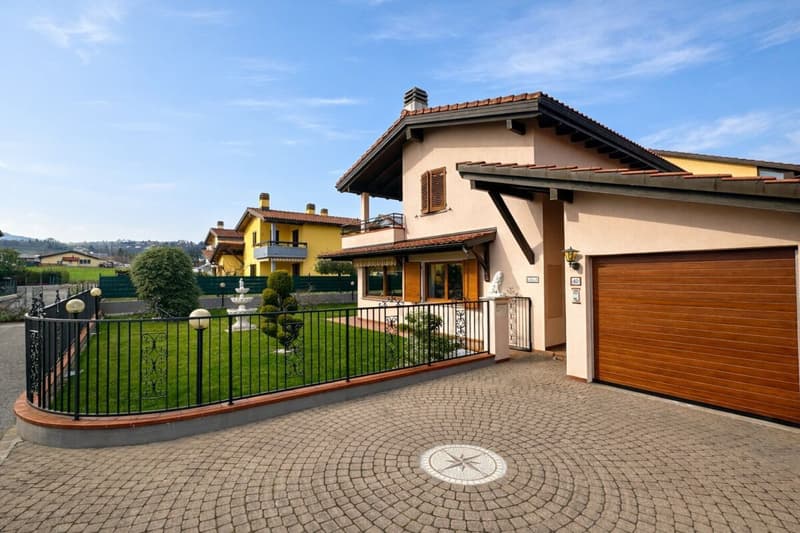 Belle maison unifamiliale avec jardin bien entretenu dans un quartier ensoleillé et bien desservi (2)