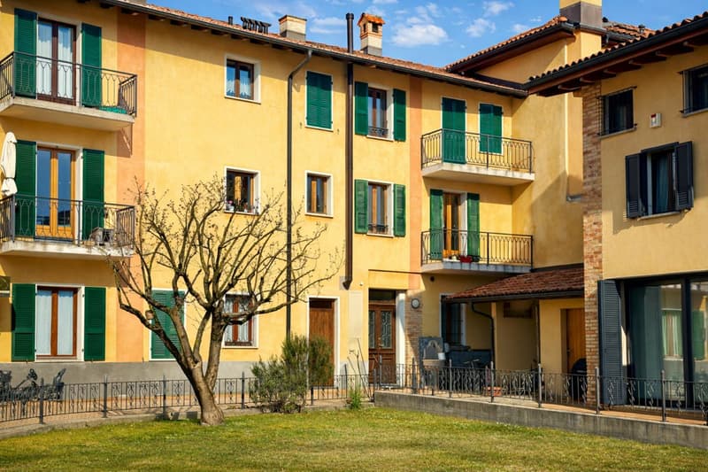 Appartement caractéristique de 2.5 pièces, dans une zone servie (1)