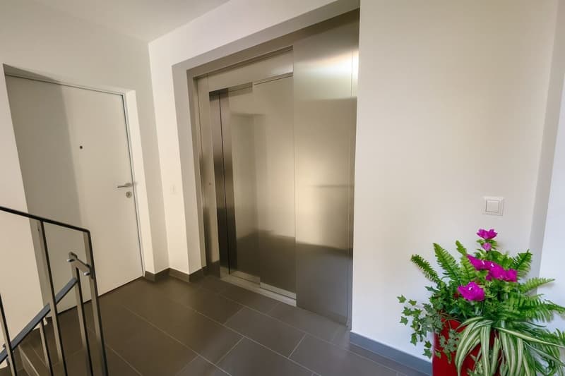 Moderne 3.5-Zimmer-Dachwohnung mit Balkon, Aussicht und zwei Parkplätzen (13)